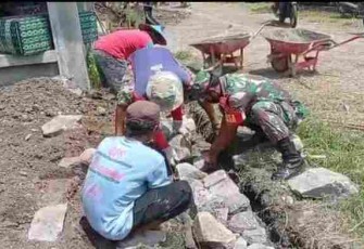 Babinsa Posramil Gerih Gotong Royong Benahi Tanggul Parit Persawahan.