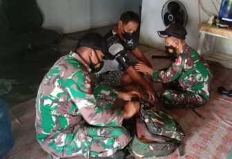 Pengobatan Gratis, Satgas Perbatasan Sambangi Rumah Warga