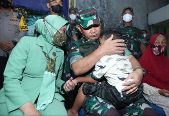 Tangis Haru Kasad Saat Mengunjungi Anak Sertu Eka, Korban Kebiadaban KKB Papua