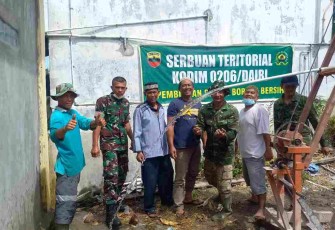 Kodim 0206/Dairi Bantu Jemaah Pembuatan Sumur Bor