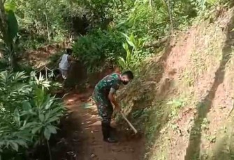 Jaga Kebersihan, Babinsa Tegalombo Bersama Masyarakat Membersihkan Jalan