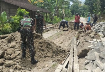 Manunggal Membangun Desa, Babinsa Posramil Karanganyar Karya Bakti  Pavingisasi Jalan.