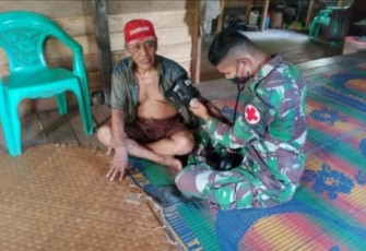 Peduli Warga, Satgas Pamtas Yonif Mekanis 643/Wns Berikan Pelayanan Kesehatan Door To Door 