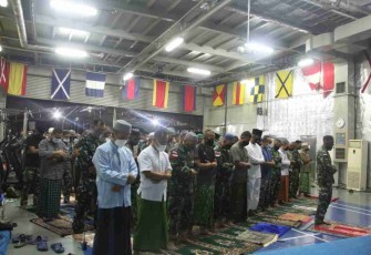 Khusuknya Sholat Tarawih di Tengah Laut
