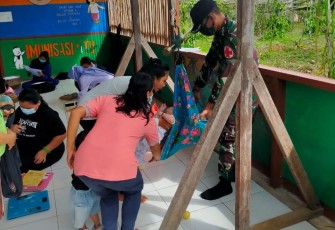 Satgas Perbatasan Gelar Posyandu Balita Bersama Nakes Puskesmas