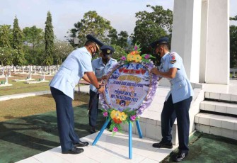 Peringati HUT ke-76 TNI AU, Personel Lanud Silas Papare Ziarah ke TMP 