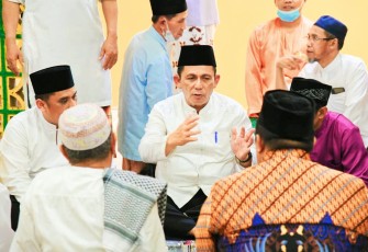 Gubernur Kepri, H.Ansar Ahmad saat safari ramadhan di masjid Al Anshar, kavling Sambu, Nongsa, Kota Batam