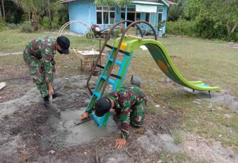 Berikan Kenyamanan, Satgas Pamtas Yonif Mekanis 643/Wns Perbaiki Sarana Bermain TK Perbatasan