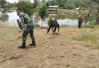 Satgas Pamtas Yonif Mekanis 643/Wns Karya Bhakti Ramadhan Bersih di Perbatasan