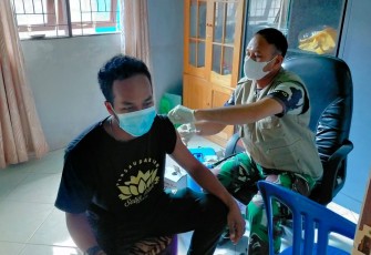Pelayanan vaksinasi tim mobile Kodim 1002