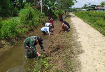 Satgas Pamtas Yonif Mekanis 643/Wns Bersama Warga Gotong Royong Bersihkan Saluran Irigasi