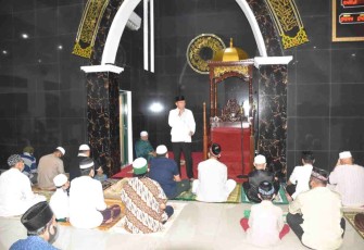 Danrem 091/ASN Isi Kultum Malam Ramadhan Tentang Bersedekah