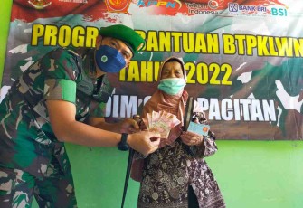 Ribuan Warga Kebonagung Menerima Bantuan BTPKLWN TNI, Ini Kata Dandim 0801/Pacitan