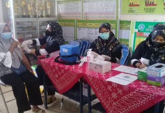 Warga Bogor, Cawas, saat menerima vaksin booster