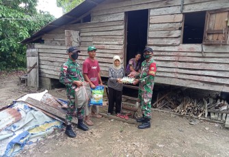 Berkah Ramadhan, Satgas Pamtas Yonif Mekanis 643/Wns Bagikan Sembako Warga Lansia 