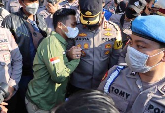Pasukan Asmaul Husna Polres Probolinggo Dinginkan Aksi Demo BEM dan HMI Probolinggo Raya