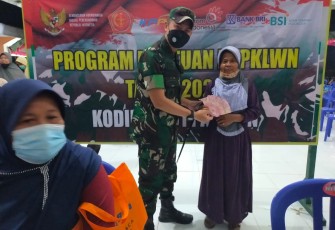 Dandim 0801/Pacitan Pantau Penyaluran Bantuan BTPKLWN TNI Malam Hari.