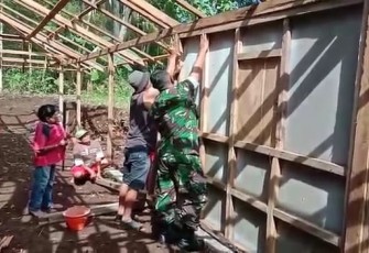 Manunggal Bersama Rakyat, Babinsa Donorojo Bantu Warga Bangun Rumah.
