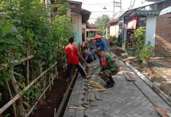 Babinsa Gandusari Pasang Paving Jalan