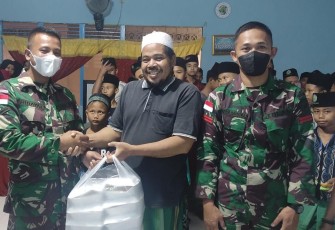 Satgas Pamtas Yonif Mekanis 643/Wns Bagikan Takjil di Ponpes