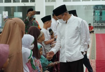 Wali Kota Tebing Tinggi Ir. H. Umar Zunaidi Hasibuan, saat santunan kepada anak yatim