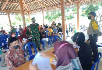 Babinsa Posramil Pitu Dampingi Pembagian BLT Dana Desa