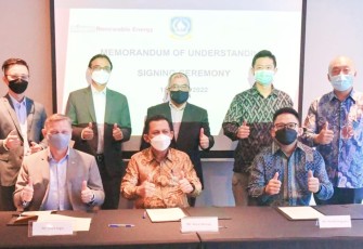Gubernur Kepri, H. Ansar Ahmad, saat melakukan kerja sama dengan dua perusahaan pengembang PLTS berskala dunia