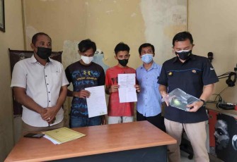 Kedua pelaku (tengah) saat memperlihatkan surat pernyataan tidak mengulangi lagi perbuatannya.