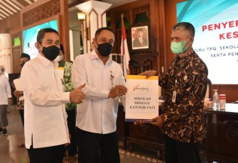 Bupati mendampingi penyerahan bantuan untuk guru TPQ, Madin dan sekolah minggu