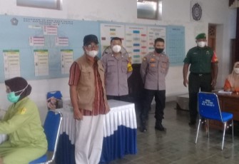 Kades Sribit bersama Polsek Delanggu saat memantau vaksinasi booster, Kamis (21/4/2022)