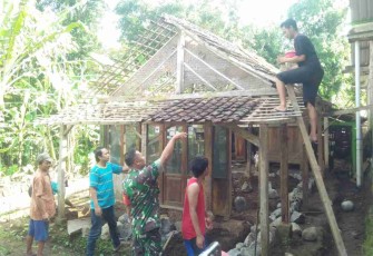Sertu Supriyadi Bantu Perbaiki Rumah Warga, Kamis (21/4/22)