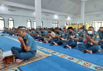 Doa bersama Prajurit Koarmada III kenang tenggelamnya KRI Nanggala di Masjid Baiturrahman. Kamis (21/4/22)