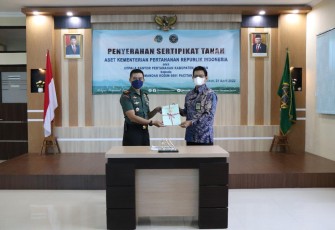 Dandim terima sertifikat aset lahan dari BPN Kabupaten Pacitan. Kamis (21/4/22) 