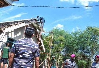 TNI AL perbaiki rumah warga yang terdampak ledakan MO 60 