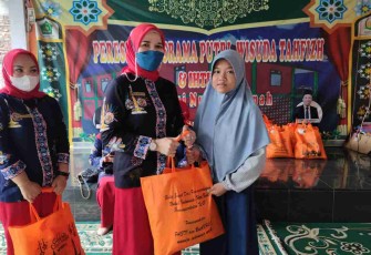 Ketua DWP Lapas Cilegon berikan bantuan paket sembako, Jum'at (22/4/2022)