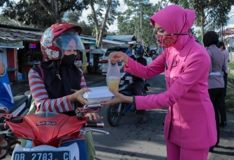 Bhayangkari cabang Bitung bersama Polwan Polres Bitung, saat berbagi takjil, Jumat (22/4/2022) sore.