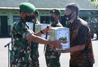 Danrem berikan bingkisan lebaran, Jum'at (22/4/2022)