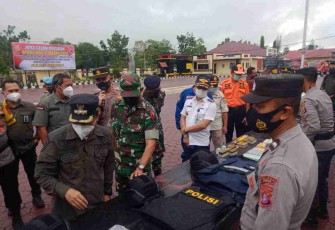 Motor Inf Mukalil dampingi Bupati Seruyan cek kesiapan personel operasi ketupat telabang. Jum'at (22/4/2020)