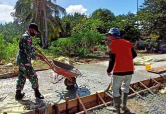 Satgas Yonif Mekanis 643/Wns berjibaku bangun jalan desa, Sabtu (23/4/2022)