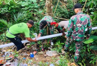 Berjibaku pemasangan pipanisasi air bersih di perbatasan. Minggu (24/4/2022)