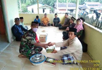 Serda Andi serahkan bantuan kitab suci Alquran ke pengurus Masjid At-Taqwa. Minggu (24/4/2022)
