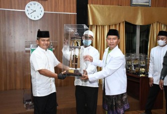 Pangdam I/BB Mayjen TNI Achmad Daniel Chardin mengangkat piala juara umum MTQ N TNI AD 2022. Minggu (24/4/2022)
