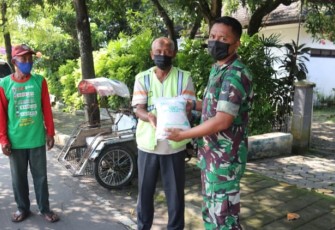 Kodim 0805/Ngawi salurkan Zakat Fitrah. Senin (25/4/2022)