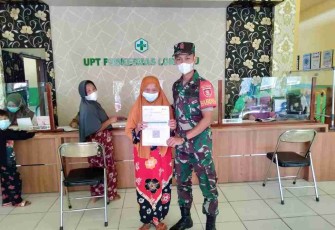 Praka Riza dampingi warga binaannya vaksinasi. Senin (25/4/2022)