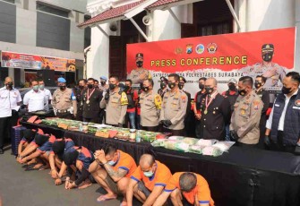 Kapolrestabes Surabaya saat memberikan keterangan pers pengungkapan Sabu 42.8 Kg. Senin (25/4/2022)