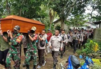 Satgas Yonif Mekanis 643/Wns bantu mengusung peti jenazah warga perbatasan. Senin (25/4/2022)