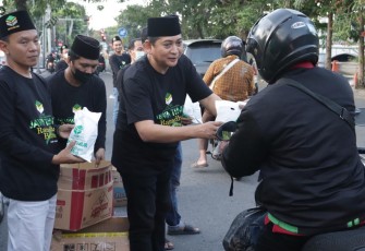 PPP Angkatan Muda Ka'bah turun ke jalan membagikan paket sembako, Senin (25/4/2022)
