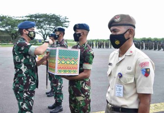 Danlanud Supadio Marsma TNI Deni Hasoloan Simanjuntak berikan bingkisan lembaran kepada prajuritnya. Senin (25/4/2022)