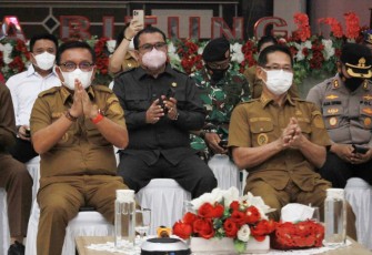 Wali Kota Bitung Maurits Mantiri dan Wakil Wali Kota, Hengky Honandar, saat mengikuti peringatan Hari Otonom Daerah ke-XXVI Tahun