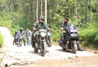 Gunakan sepeda motor Dandim tinjau lokasi pelaksanaan pra TMMD. Selasa (26/4/2022)